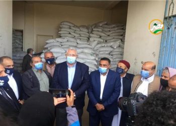 وزير الزراعة يوزع 140 طن تقاوي لزراعة المناطق المطرية