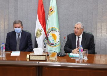 وزيرا “الزراعة وقطاع الاعمال” يبحثان تطوير وتحسين منظومة القطن بحضور بعض المزارعين