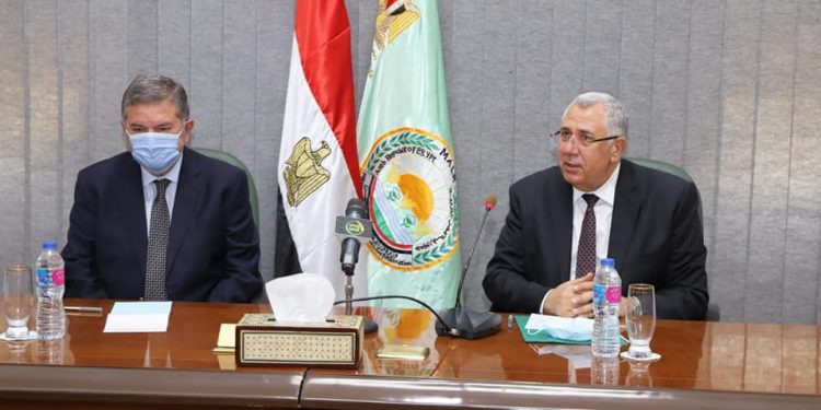 وزيرا "الزراعة وقطاع الاعمال" يبحثان تطوير وتحسين منظومة القطن بحضور بعض المزارعين 1 وزيرا “الزراعة وقطاع الاعمال” يبحثان تطوير وتحسين منظومة القطن بحضور بعض المزارعين