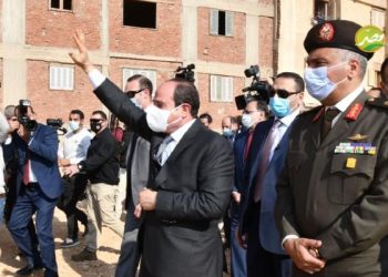 «الرئيس السيسي» يصطحب أعضاء «الحكومة» بجولة تفقدية بـــ «عزبة الهجانة»
