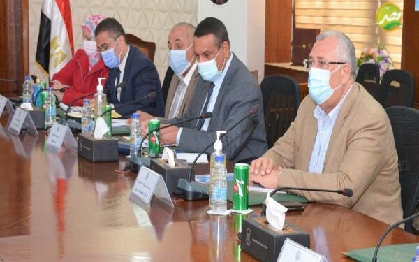 وزراء .. "الزراعة والتنمية المحلية والرى والتضامن الاجتماعى" يناقشون جهود التخلص الآمن من نواتج تطهير الترع والمصارف بالبحيرة 1 وزراء .. “الزراعة والتنمية المحلية والرى والتضامن الاجتماعى” يناقشون جهود التخلص الآمن من نواتج تطهير الترع والمصارف بالبحيرة