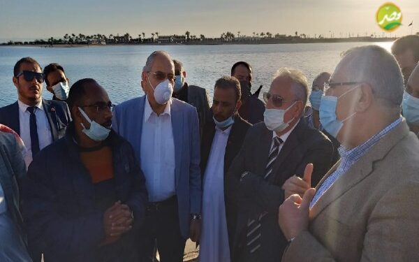 "القصير وفودة " يتفقدان ميناء الصيد بمدينة الطور ومصنع الثلج ويستمعا إلى مطالب الصيادين 1 “القصير وفودة ” يتفقدان ميناء الصيد بمدينة الطور ومصنع الثلج ويستمعا إلى مطالب الصيادين