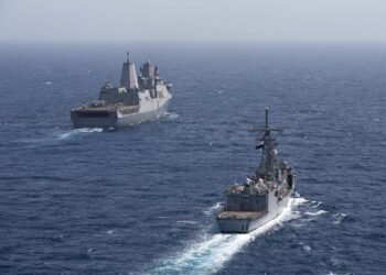 «البحرية المصرية والأمريكية» تنفذان تدريبًا بحريًا عابرًا بنطاق الأسطول الجنوبى بقاعدة «البحر الأحمر»