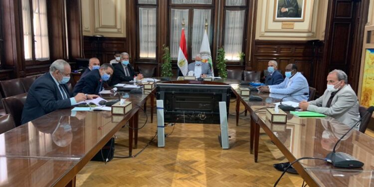 “وزير الزراعة” يبحث أوضاع الشركة القابضة لاستصلاح الأراضي والشركات التابعة لها