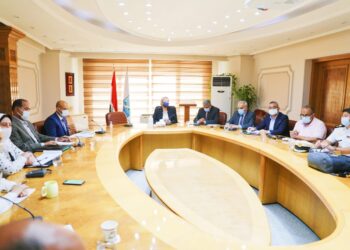 «وزيرة البيئة» توجه بخطة طوارئ لمكافحة التلوث البحري بالزيت