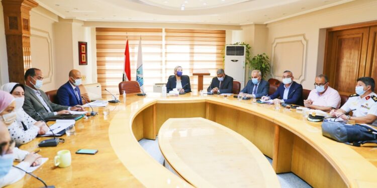 «وزيرة البيئة» توجه بخطة طوارئ لمكافحة التلوث البحري بالزيت