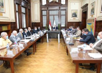 «القصير» يوجه بحل مشكلات المزارعيين المنتفعين بمنطقة "المغرة"