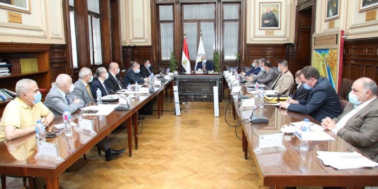 «القصير» يوجه بحل مشكلات المزارعيين المنتفعين بمنطقة "المغرة"