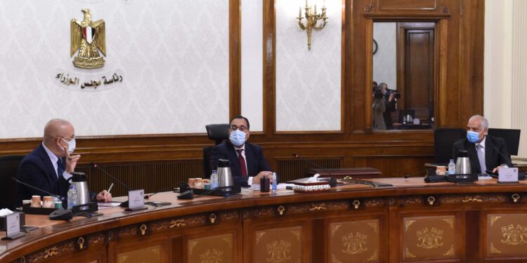 رئيس الوزراء يتابع مخططات تطوير الطرق والمحاور المرورية بمحافظة الجيزة