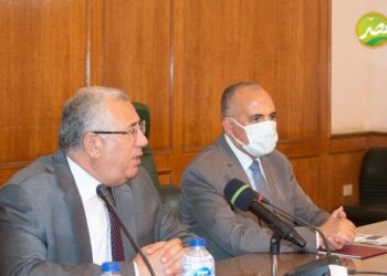 وزيرا «الزراعة والري» ” يترأسا اجتماعاً لدراسة  مشروع التحول لــ”نظم الرى الحديث”