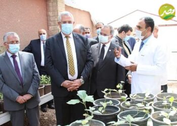 خلال افتتاحه “صوبة أقلمة النخيل” «القصير» يشيد بعلماء «بحوث الصحراء»