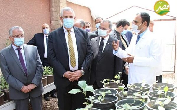 خلال افتتاحه “صوبة أقلمة النخيل” «القصير» يشيد بعلماء «بحوث الصحراء»