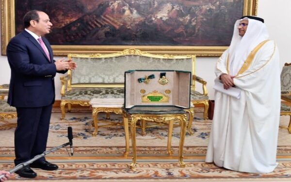 منح «الرئيس السيسي»وسام القائد و«العسومي» قدم مصر للعالم كنموذج تنموي عربي زاخر بالانجازات 1 منح «الرئيس السيسي»وسام القائد و«العسومي»  قدم مصر للعالم كنموذج تنموي عربي زاخر بالانجازات