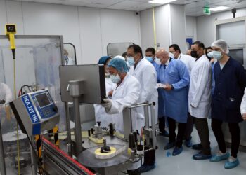 «رئيس الوزراء» يشهد إنتاج أول مليون جرعة من لقاح فيروس كورونا المصنع محلياً بشركة “فاكسيرا”