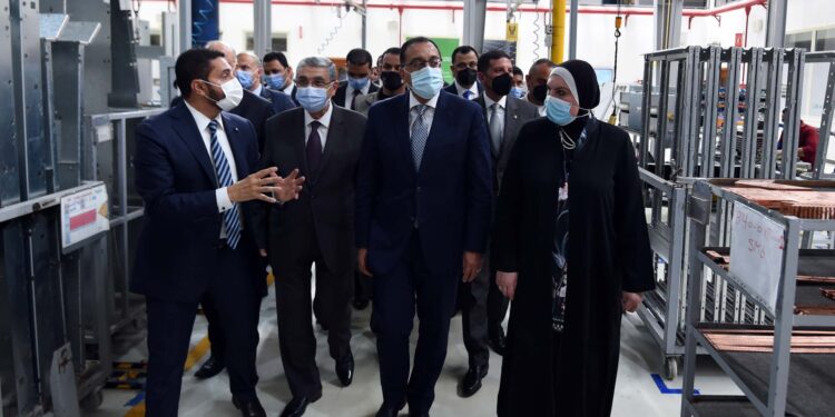 رئيس الوزراء يتفقد المصنع الإقليمي لشركة "شنايدر إليكتريك" بمدينة بدر 1 رئيس الوزراء يتفقد المصنع الإقليمي لشركة “شنايدر إليكتريك” بمدينة بدر