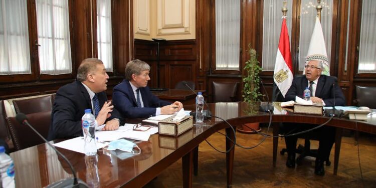 «القصير» يبحث آليات الاستثمار في إنتاج اللقاحات والأمصال البيطرية مع شركتي "كيمين الامريكية" و "ميفاك" 1 «القصير» يبحث آليات الاستثمار في إنتاج اللقاحات والأمصال البيطرية مع شركتي “كيمين الامريكية” و “ميفاك”