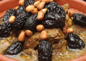 نظام صحي للحامل وغني بالكالسيوم والحديد وينفع طاجن باللحمة .. اعرف فوائد البرقوق