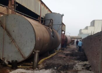 القوى العاملة تتابع حريق مصنع لتصنيع زيوت السيارات بأبو رواش