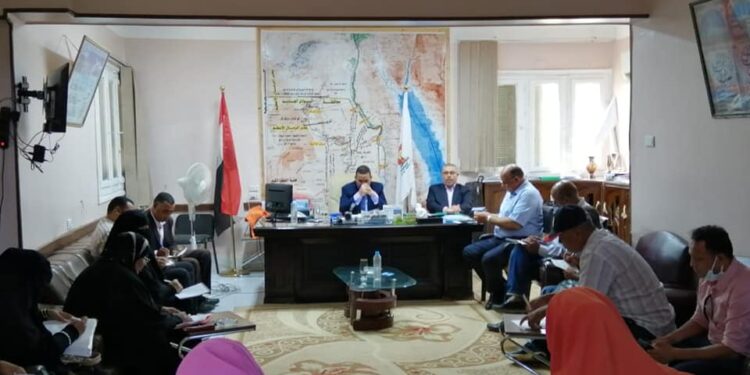 الزراعة تتابع منظومة الأسمدة وكارت الفلاح ومشروع حياة كريمة في”الوادي الجديد”