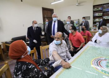 “وزير الزراعة” يتفقد أعمال لجان تطعيم العاملين بالوزارة ضد فيروس كورونا