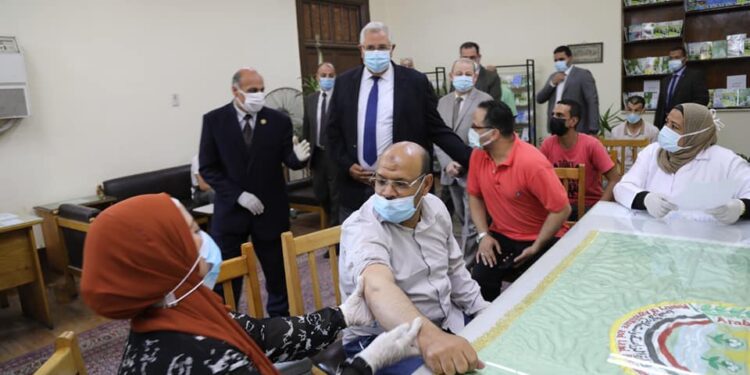 “وزير الزراعة” يتفقد أعمال لجان تطعيم العاملين بالوزارة ضد فيروس كورونا