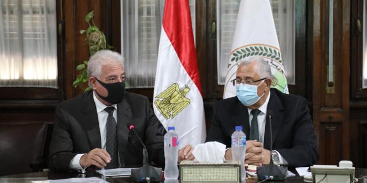 وزير الزراعة ومحافظ جنوب سيناء يبحثان متابعة تنفيذ المشروعات الزراعية بالمحافظة 1 وزير الزراعة ومحافظ جنوب سيناء يبحثان متابعة تنفيذ المشروعات الزراعية بالمحافظة