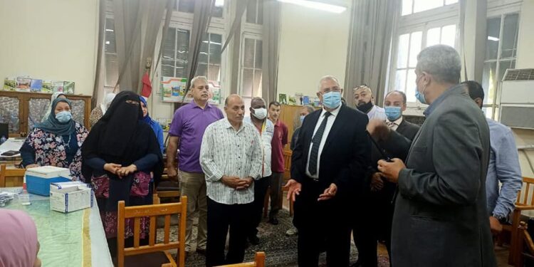 "وزير الزراعة" يتفقد أعمال لجان تطعيم العاملين بالوزارة ضد فيروس كورونا