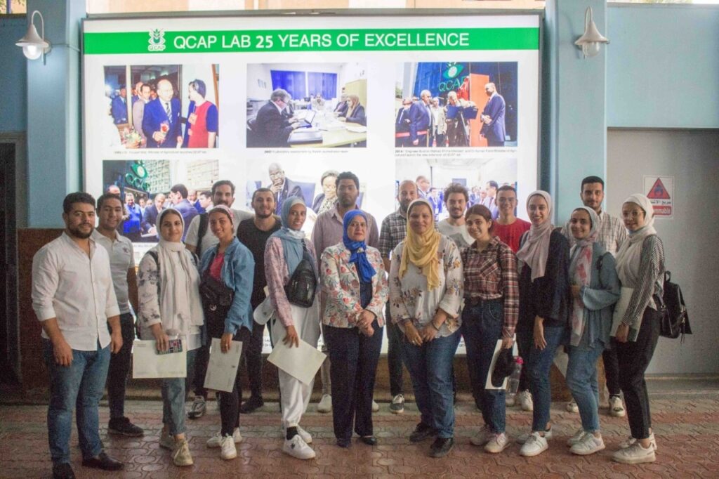 "متبقيات المبيدات" يختتم تدريبا لطلاب جامعات زويل وهليوبوليس وعين شمس 13 صورة تذكارية لطلاب الجامعات مع د. هند عبداللاه