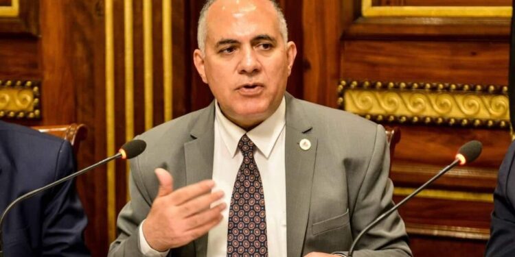 “عبد العاطى” يوجه برفع كفاءة المحطات للوفاء بالاحتياجات المائية المطلوبة