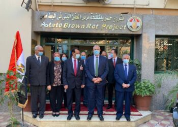 وزير الزراعة خلال زيارته معامل مشروع مكافحة العفن البني في البطاطس