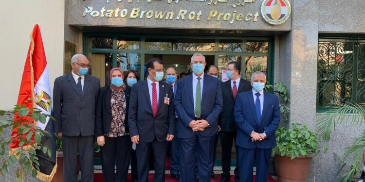 وزير الزراعة خلال زيارته معامل مشروع مكافحة العفن البني في البطاطس