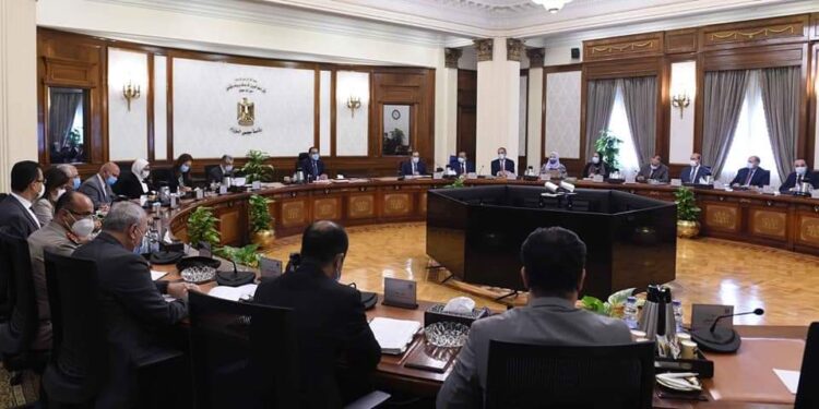 "الوزراء" يوافق على تأجير 20 ألف فدان لإحدى الشركات بالمنيا 1 جانب من اجتماع مجلس الوزراء أثناء الموافقة على تأجير أراضي غرب المنيا