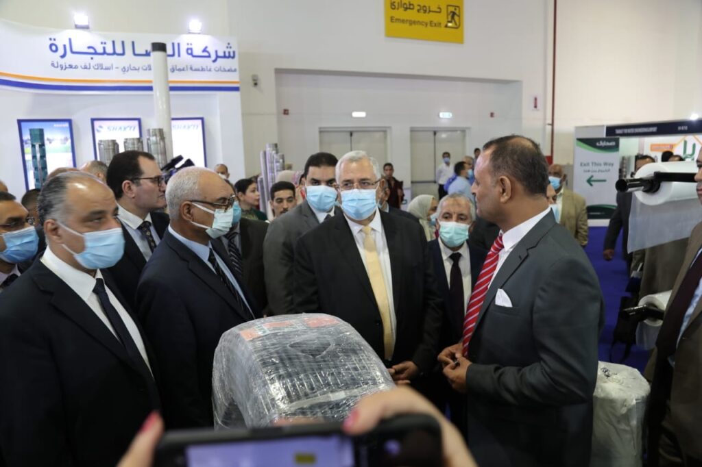 وزير الزراعة يتفقد منتجات العارضين في معرض صحاري
