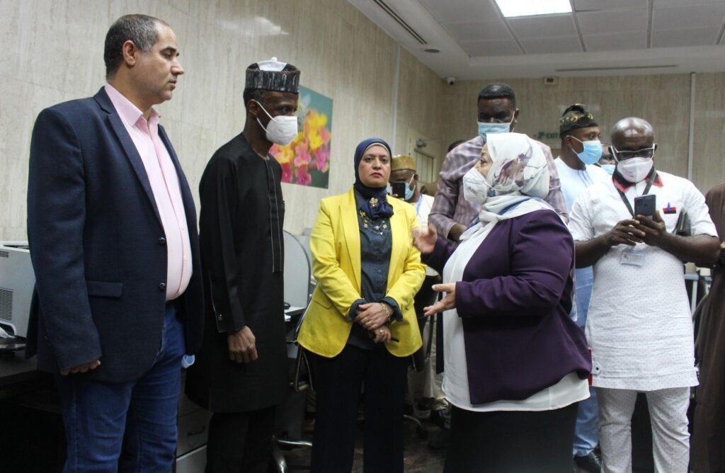 وفد علمي نيجيري يتفقد معمل "متبقيات المبيدات" 12 الوفد النيجيري خلال تفقده معمل متبقيات المبيدات