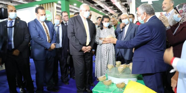 "القصير" يفتتح معرض "صحاري" بمشاركة 250 شركة زراعية متخصصة 1 “القصير” يفتتح معرض “صحاري” بمشاركة 250 شركة زراعية متخصصة