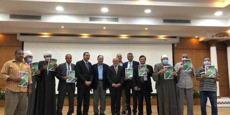 أثناء تسليم هيئة التعمير للعقود لمنتفعي أرض سهل الطينة بمحافظة بورسعيد