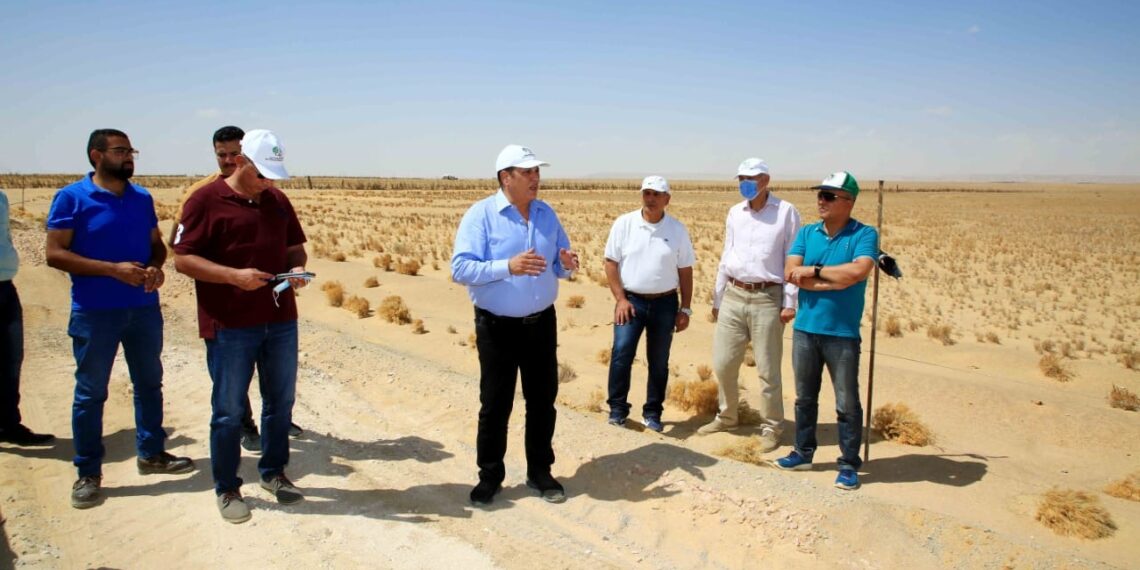 الريف المصرى تجرى عمليات تسوية للطرق  بأراضى مشروع الـ ١.٥ مليون فدان