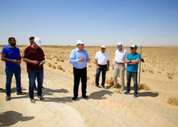 الريف المصرى تجرى عمليات تسوية للطرق  بأراضى مشروع الـ ١.٥ مليون فدان