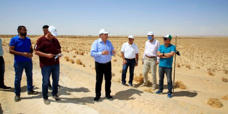 الريف المصرى تجرى عمليات تسوية للطرق  بأراضى مشروع الـ ١.٥ مليون فدان