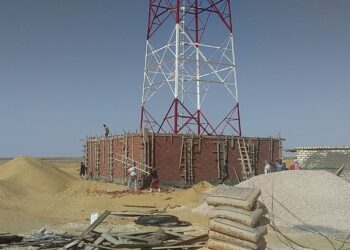 بدء تركيب أول برج إتصالات بأراضى مشروع ال ١.٥ مليون فدان بمنطقة المغرة