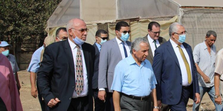 زيارة سابقة لوزير الزراعة ووفد مرافق له لـ محطة بحوث البساتين