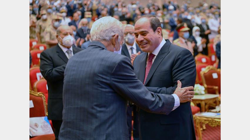الرئيس عبد الفتاح السيسي يرحب بالفريق عبد رب النبي حافظ أحد أبطال حرب أكتوبر