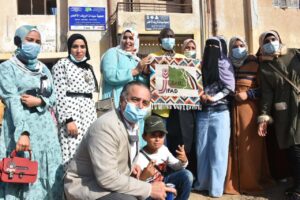 وفد من "الإيفاد"يتفقد المشروعات المشتركة بين مصر والمنظمة الدولية 13 المستفيدات من أحد مشروعات الإيفاد يقدمن هديه للوفد