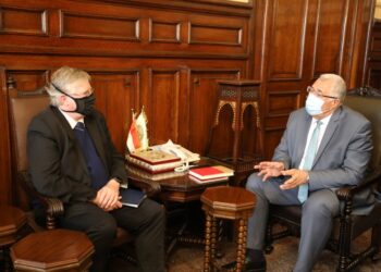 وزير الزراعة مع ممثل جامعة فلوريدا