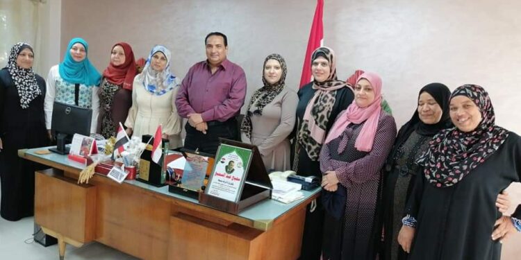 «عبدالسميع» يستقبل وفد من المشاركات في دورة تدريب الخياطة 1 «عبدالسميع» يستقبل وفد من المشاركات في دورة تدريب الخياطة