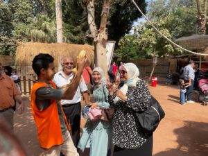 حديقة الحيوان بالجيزة تستقبل رحلات المدارس والزائرين للاستمتاع بالتطوير 12 بعض زائري حديقة الحيوانات
