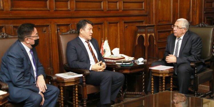 وزير الزراعة يستقبل المدير العام للمنظمة الإسلامية للأمن الغذائي 1 وزير الزراعة يستقبل المدير العام للمنظمة الإسلامية للأمن الغذائي