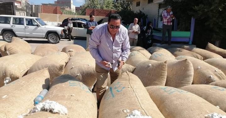 وكيل زراعة دمياط يتفقد أعمال فرز القطن بحلقة "الوسطاني" 1 وكيل زراعة دمياط يتفقد أعمال فرز القطن بحلقة "الوسطاني"