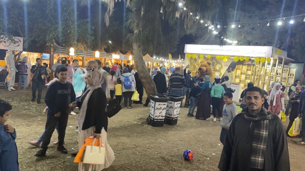 "عزوز" يتفقد مهرجان العسل المصري .. وإقبال كثيف من المواطنين (صور) 13 مهرجان العسل المصري