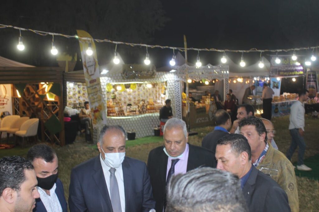"عزوز" يتفقد مهرجان العسل المصري .. وإقبال كثيف من المواطنين (صور) 12 مهرجان العسل المصري